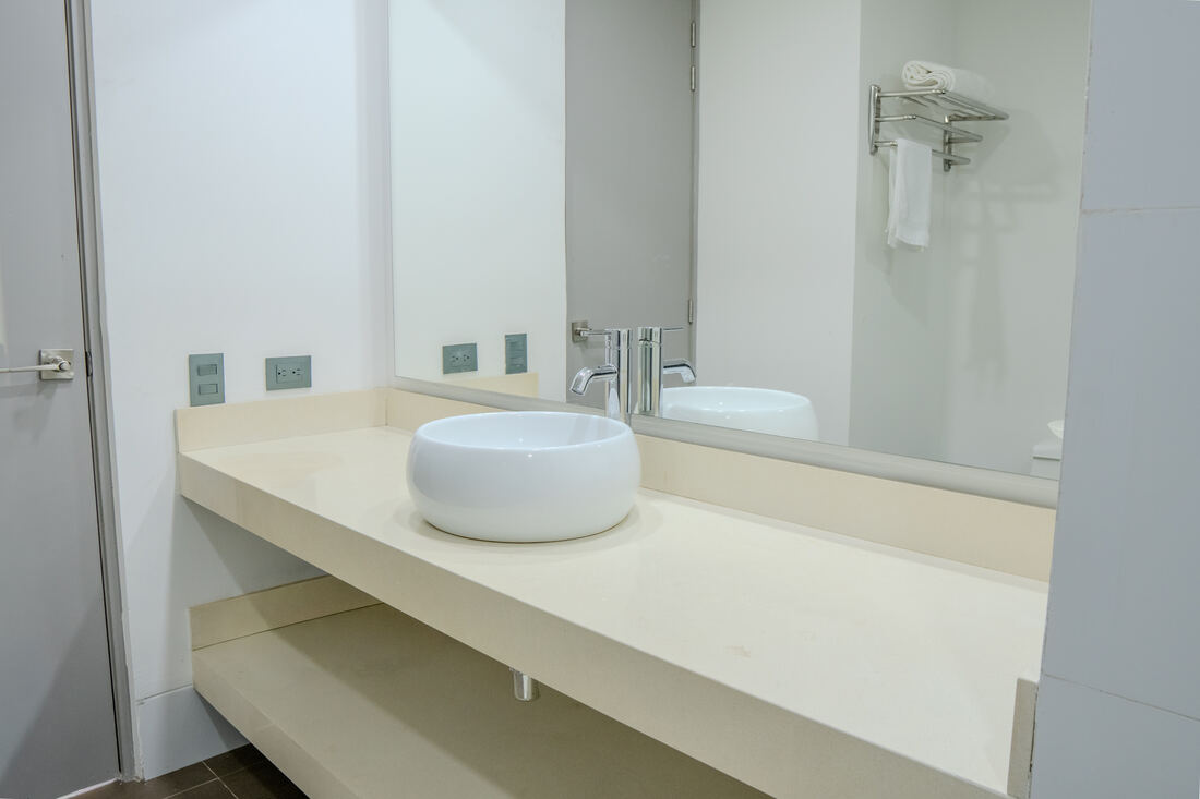 Baño moderno de alojamiento con lavamanos tipo vessel
