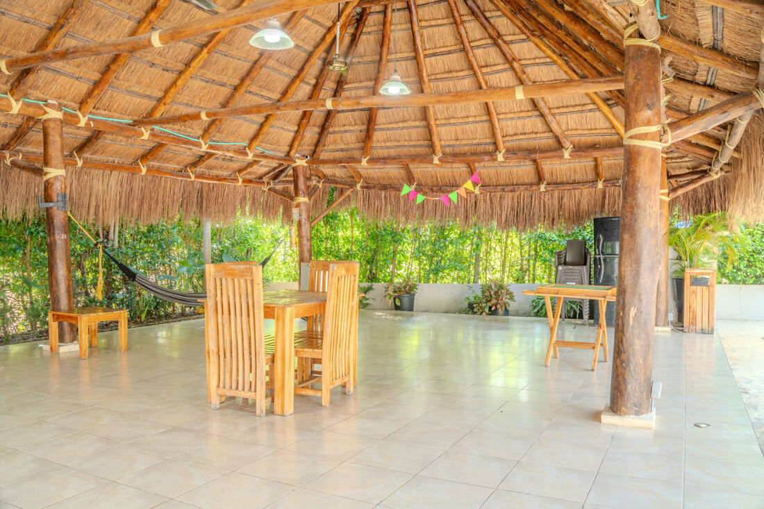 Cabaña de glamping con techo de palma