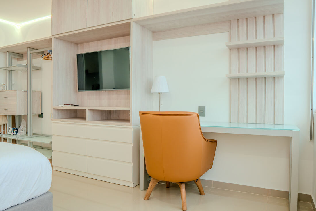 Habitación de alojamiento con silla y televisor