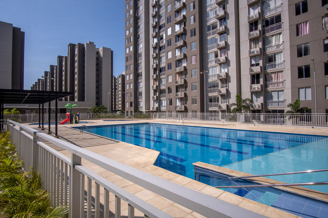 Piscina y bar de Airbnb entre palmeras