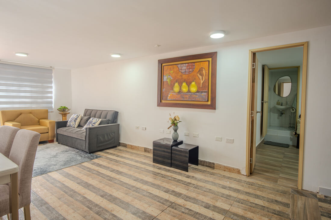 Sala de alojamiento con obra de arte y vista a baño