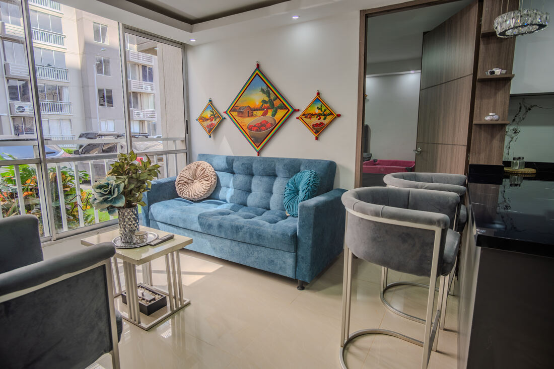 Sala de alojamiento con vista a la ciudad y decoración colorida