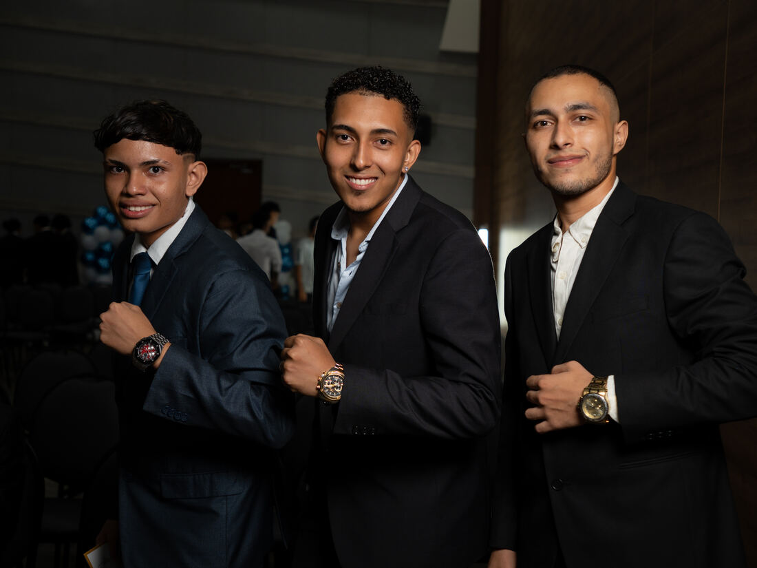 Tres personas en evento corporativo